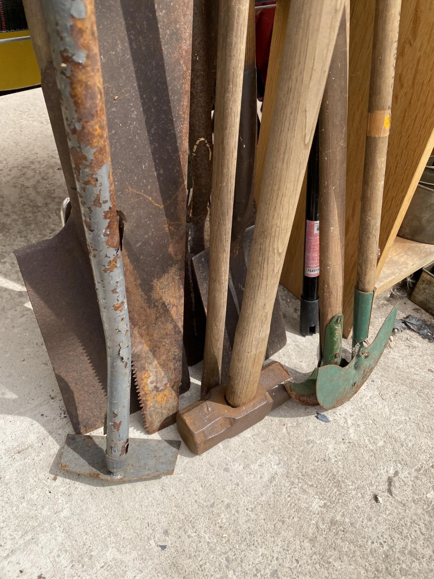 AN ASSORTMENT OF VINTAGE GARDEN TOOLS TO INCLUDE SPADES, A SLEDGE HAMMER AND HOES ETC - Image 2 of 2