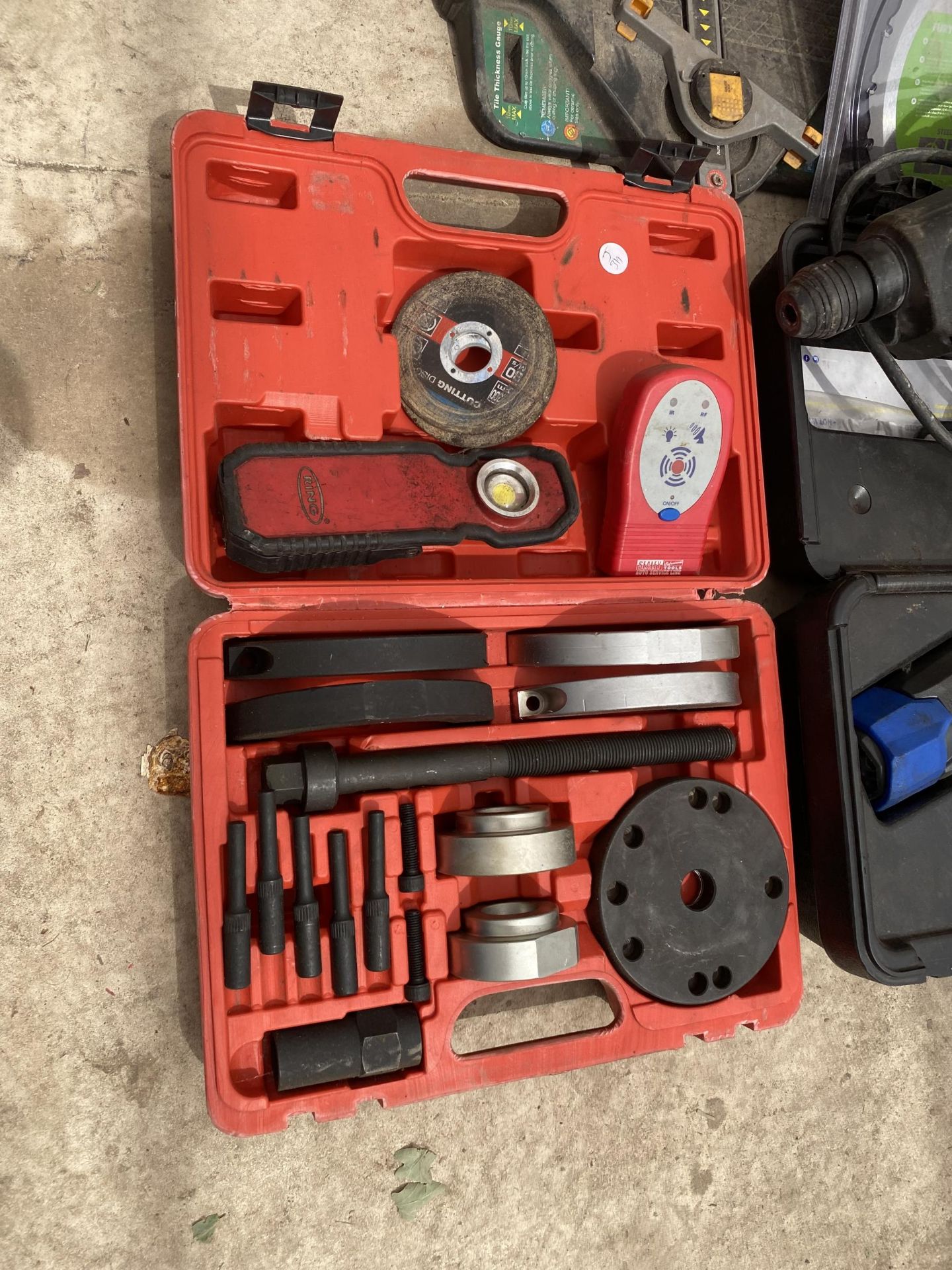 AN ASSORTMENT OF TOOLS TO INCLUDE A WHEEL BEARING TOOL KIT AND AN ELECTRIC DRILL ETC - Image 2 of 5