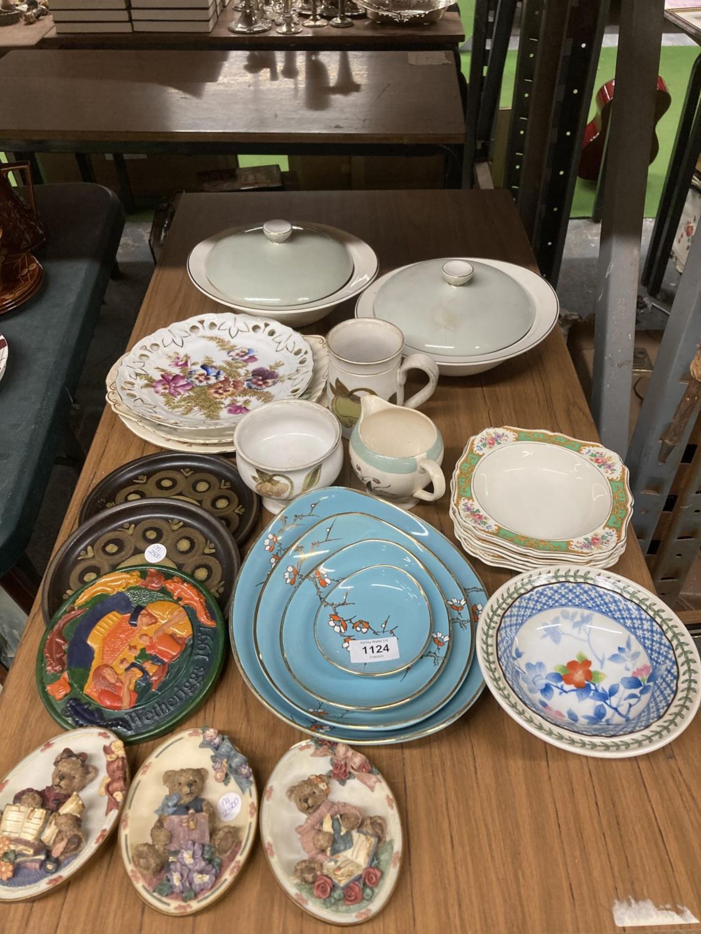 A COLLECTION OF CERAMICS TO INCLUDE OLD FOLEY CHINA FLORAL DISH SET ETC