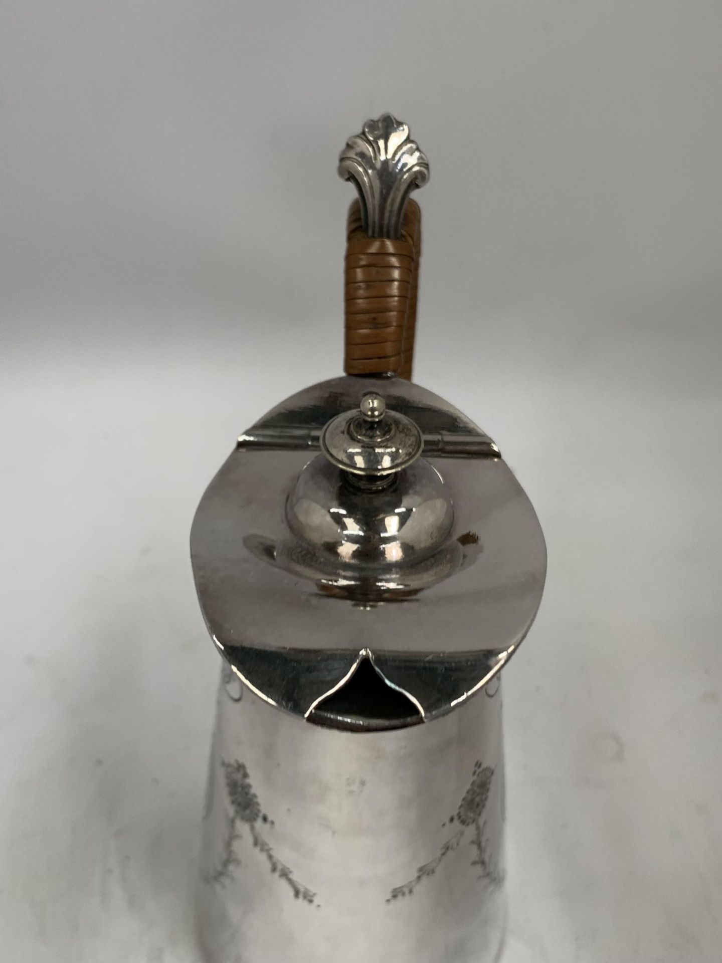 A VINTAGE SILVER PLATED WATER JUG - Image 3 of 4