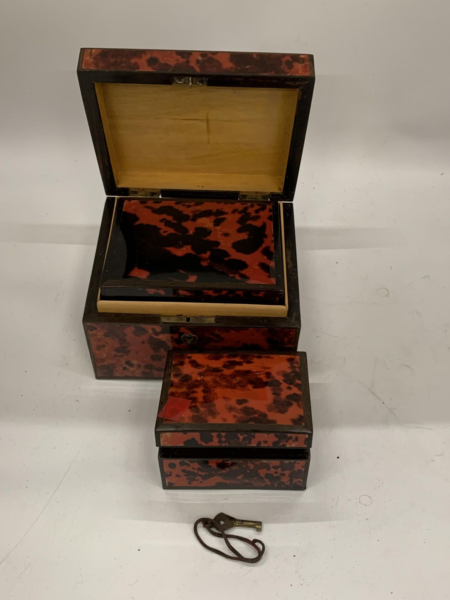 A SET OF THREE GRADUATED TORTOISESHELL EFFECT JEWELLERY BOXES - Image 2 of 3