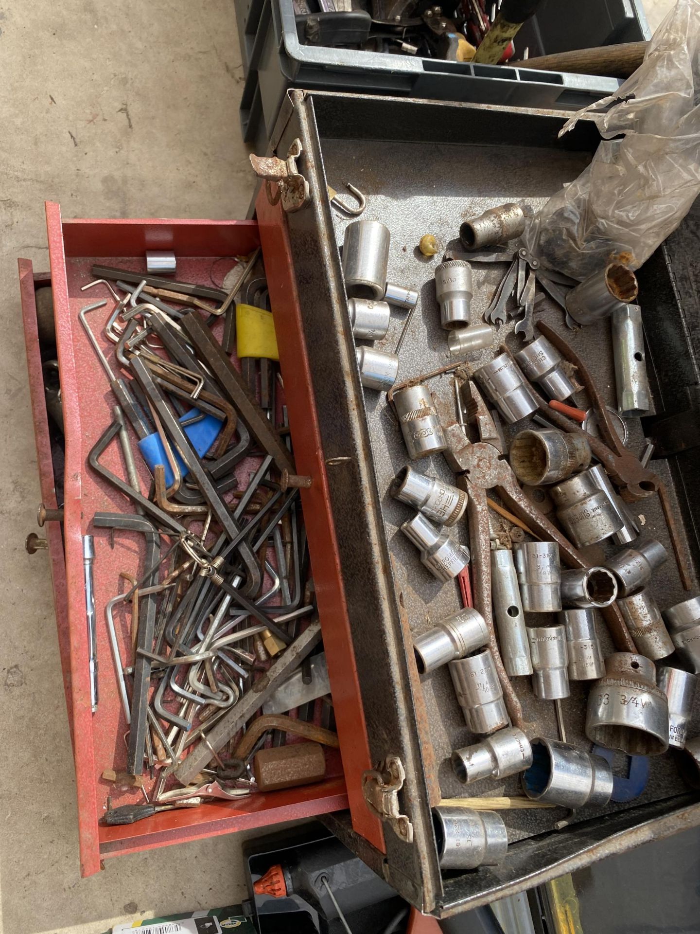 A METAL TOOL CHEST CONTAINING AN ASSORTMENT OF SOCKETS AND SPANNERS AND A FURTHER ASSORTMENT OF - Image 3 of 4