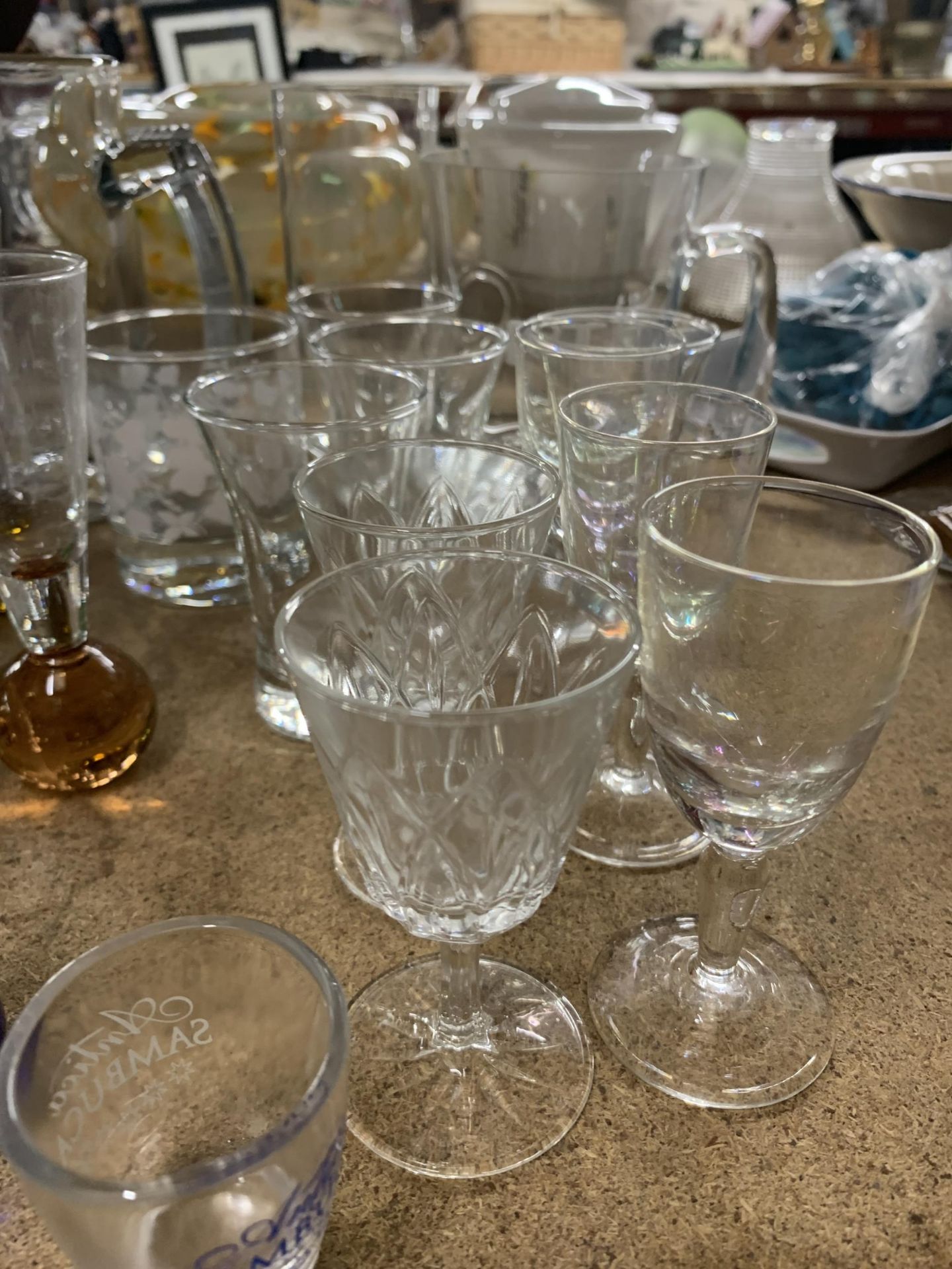 A QUANTITY OF GLASSWARE TO INCLUDE SMALL VASES WITH COLOURED BASES, TANKARDS, PORT GLASSES, ETC - Image 3 of 3