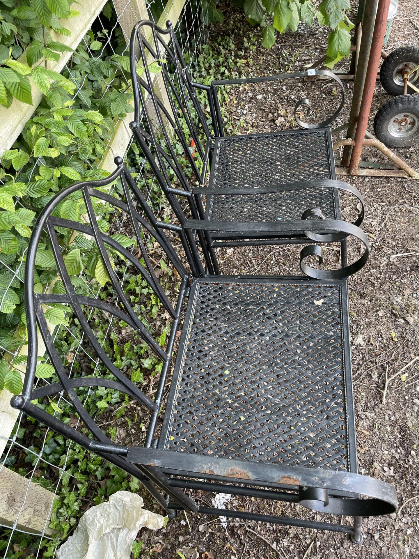 TWO FOLDING DECORATIVE METAL GARDEN CHAIRS - Bild 3 aus 3