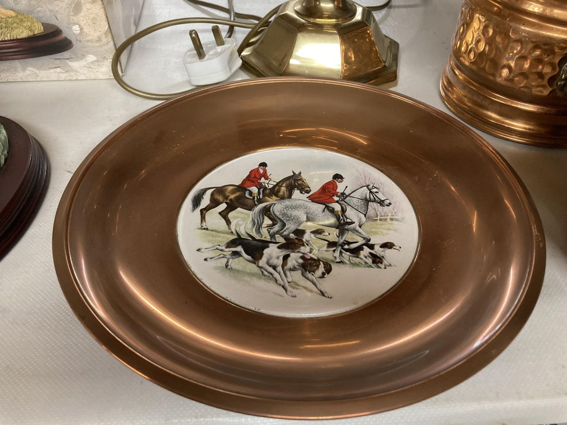 A LARGE BRASS TABLE LAMP, PLANTERS AND A COPPER PLATE WITH CERAMIC HUNTING SCENE - Image 4 of 5