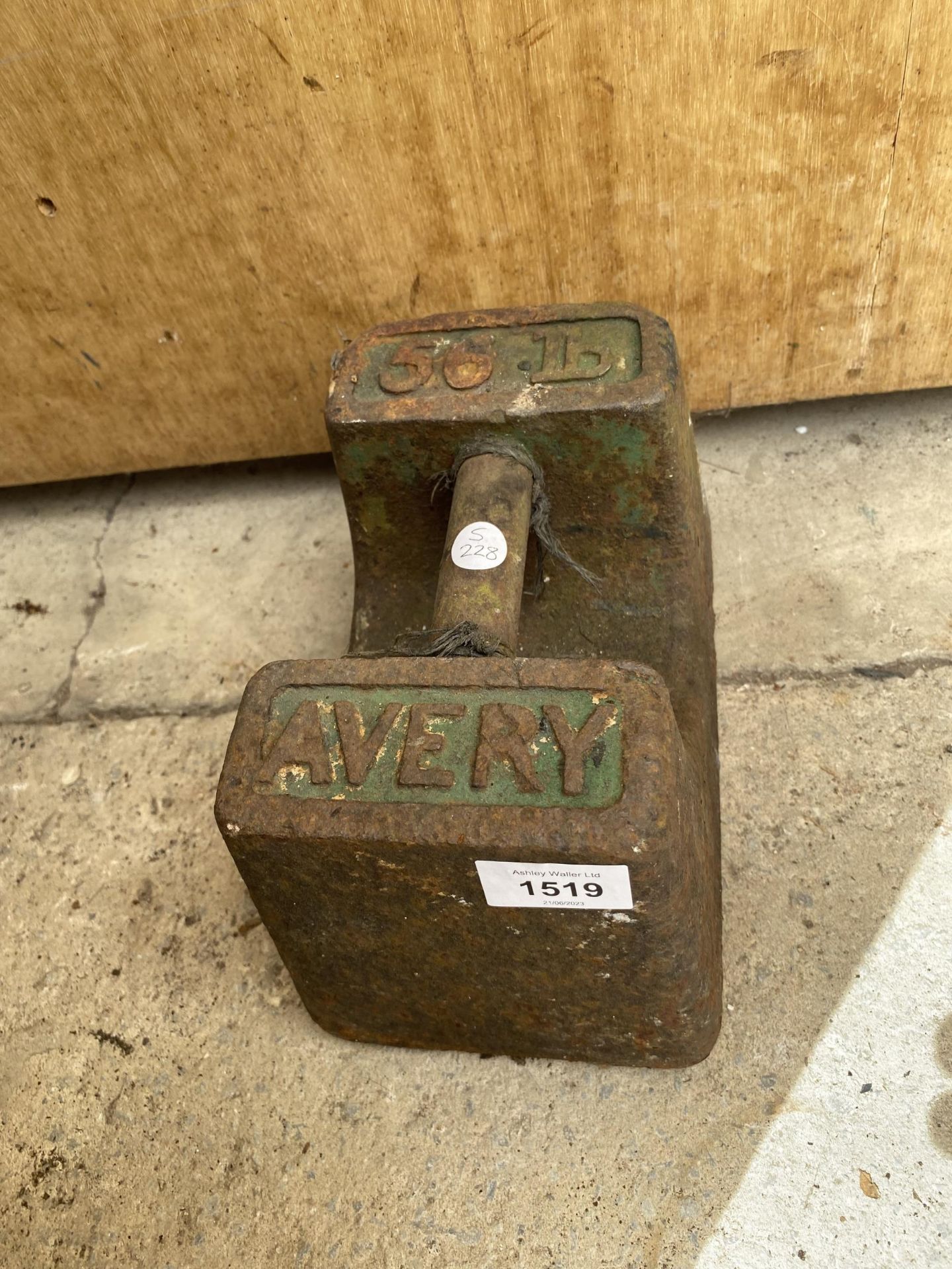 A VINTAGE AVERY 56LB WEIGHT