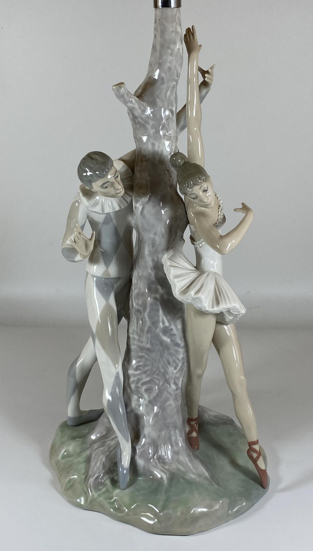 A LARGE LLADRO HARLEQUIN & BALLERINA TREE TABLE LAMP, HEIGHT INCLUDING FITTING 44CM