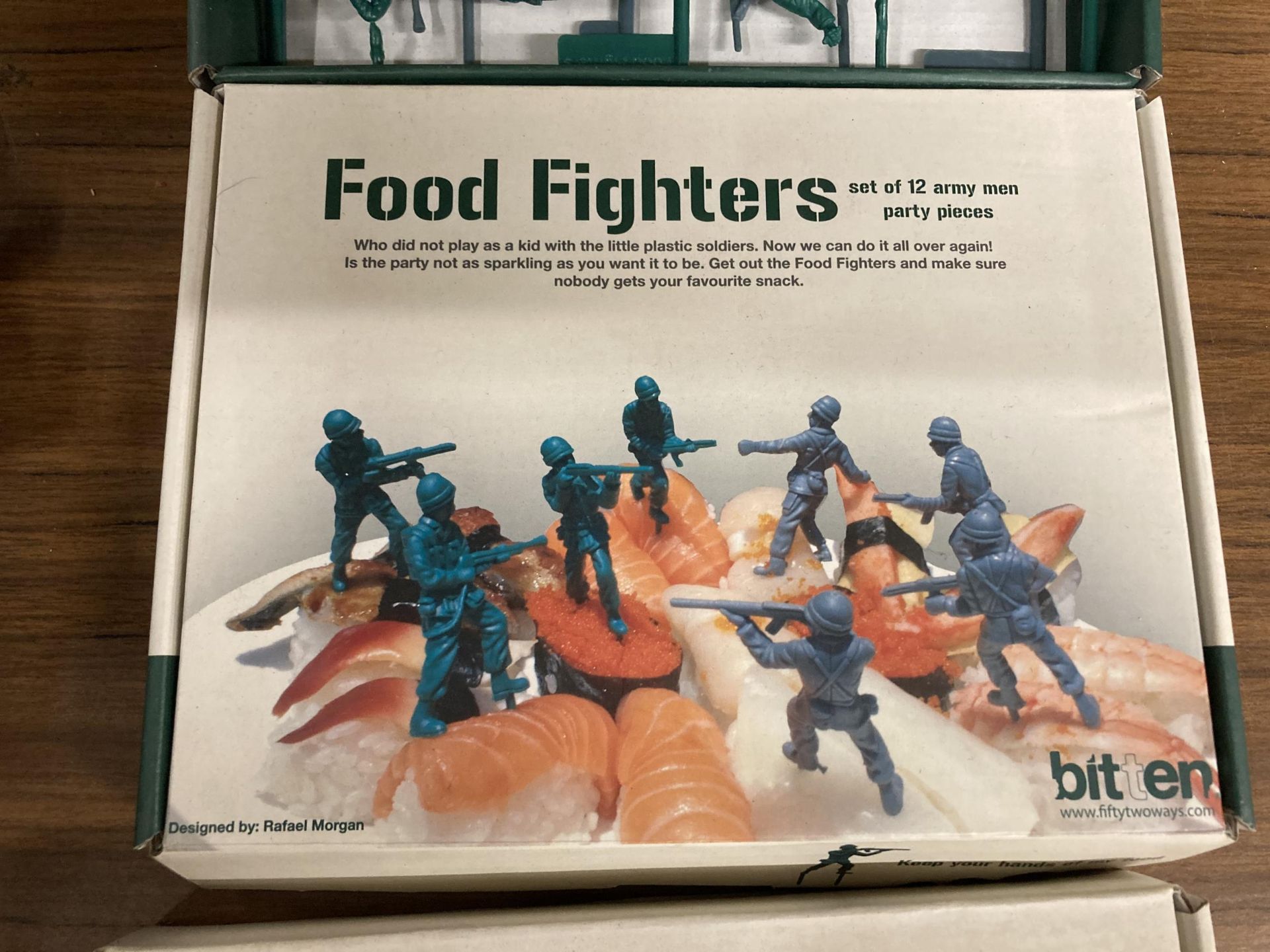 A MIXED LOT OF FOOD FIGHTERS ARMY MEN PARTY PIECES, BOXED - Image 3 of 3