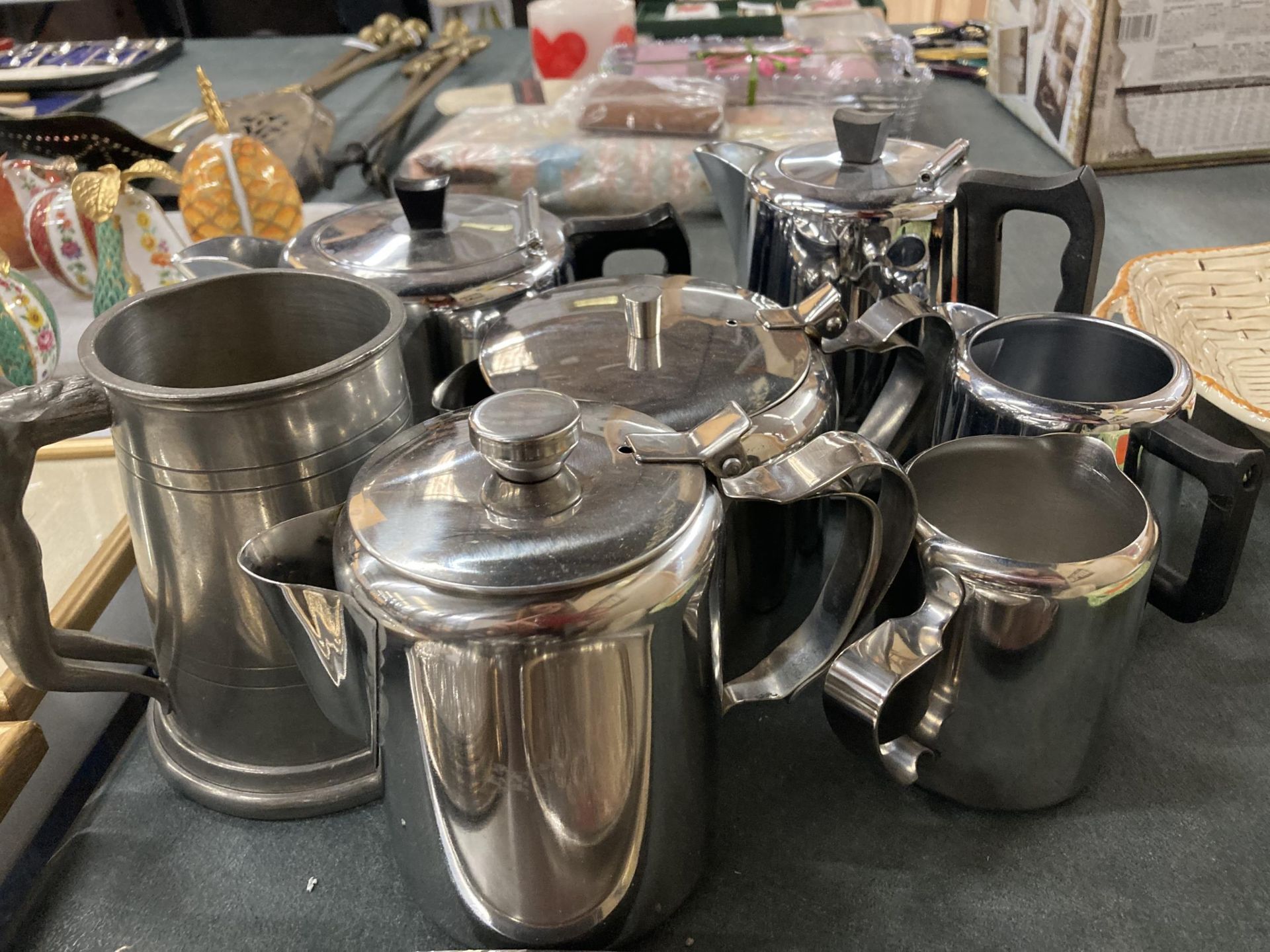 A LARGE QUANTITY OF STAINLESS STEEL TO INCLUDE TRAYS, TEAPOTS, HOT WATER JUGS, CREM JUGS, SUGAR - Image 2 of 4