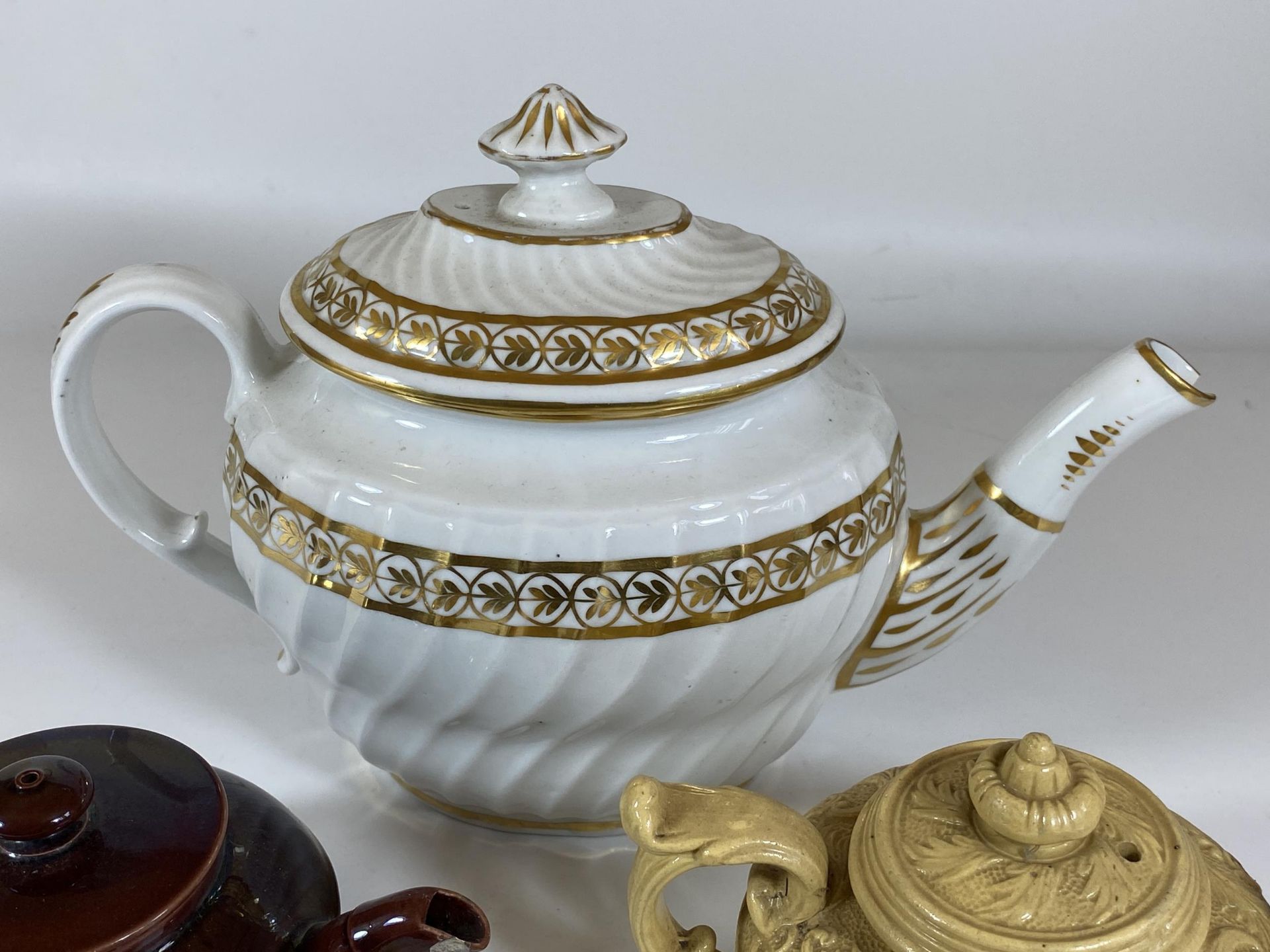 A COLLECTION OF 19TH CENTURY AND LATER TEAPOTS TO INCLUDE WEDGWOOD TREACLE GLAZE SMALL EXAMPLE ETC - Image 2 of 4