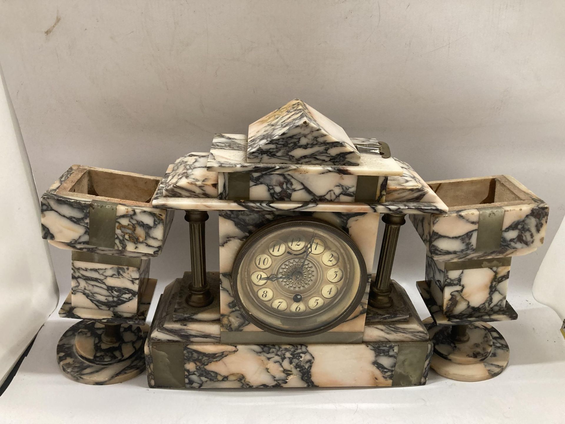 A VINTAGE SLATE MARBLE MANTLE CLOCK WITH GARNITURES, WITH KEY