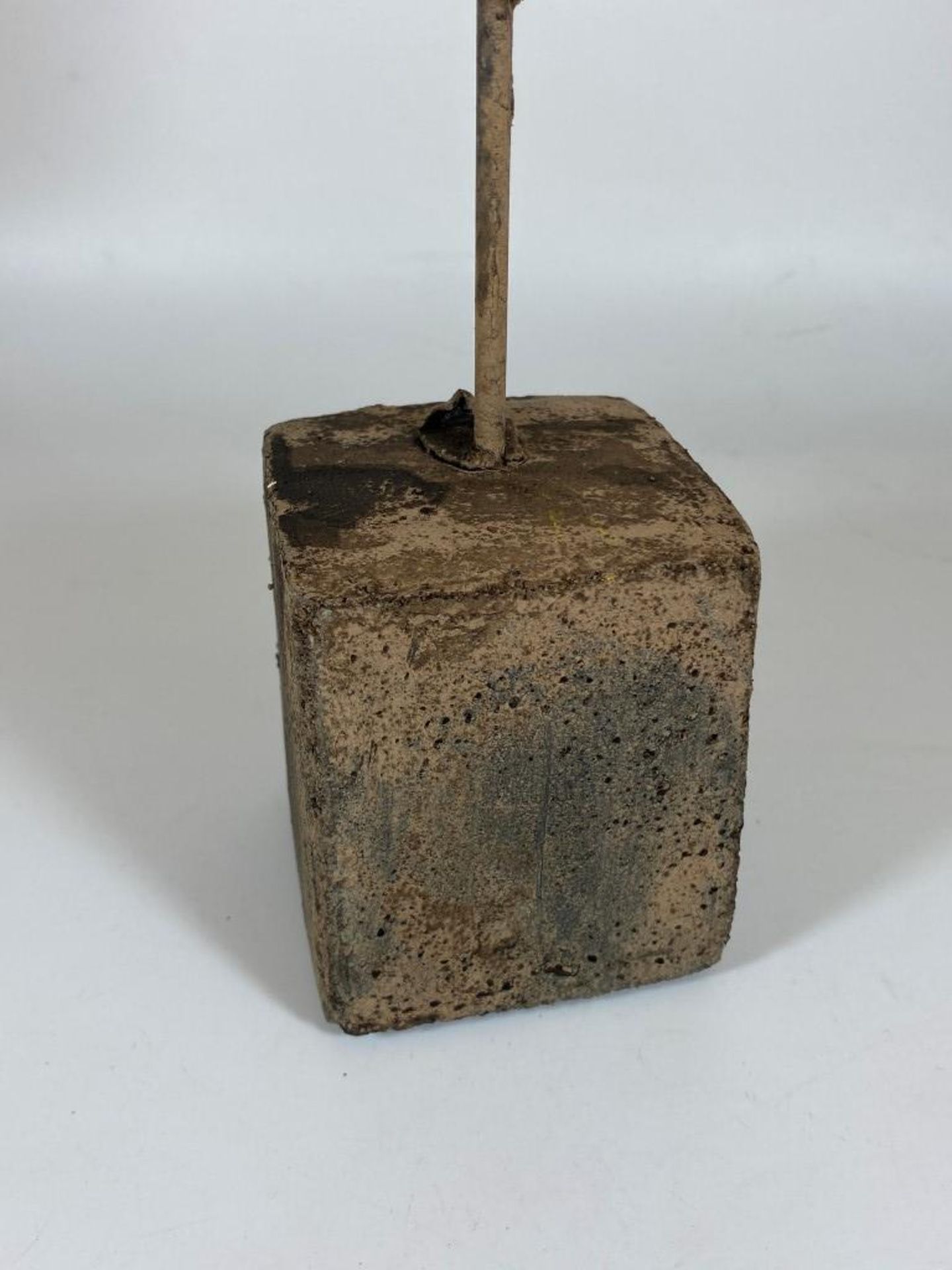 A PAIR OF DECORATIVE STONE BUDDHA HEAD ON PLINTH BASES, HEIGHT 39CM - Image 4 of 6