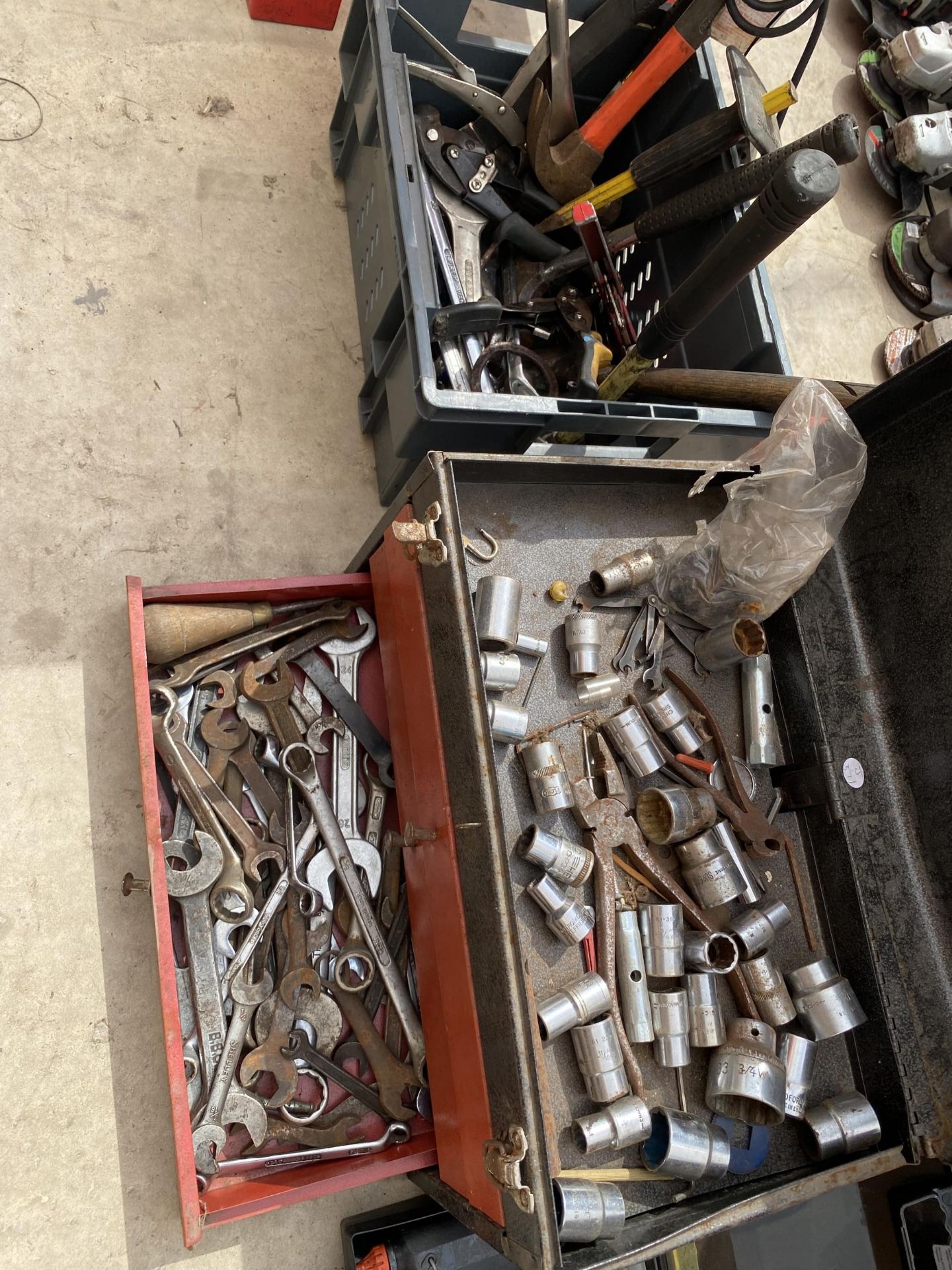 A METAL TOOL CHEST CONTAINING AN ASSORTMENT OF SOCKETS AND SPANNERS AND A FURTHER ASSORTMENT OF - Bild 2 aus 4