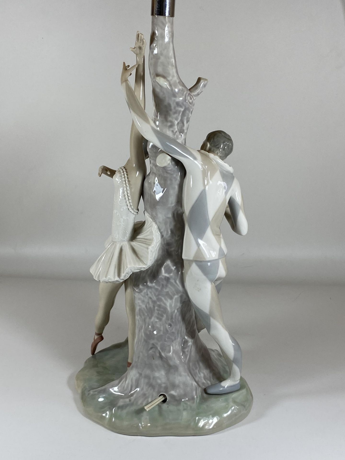 A LARGE LLADRO HARLEQUIN & BALLERINA TREE TABLE LAMP, HEIGHT INCLUDING FITTING 44CM - Bild 3 aus 4