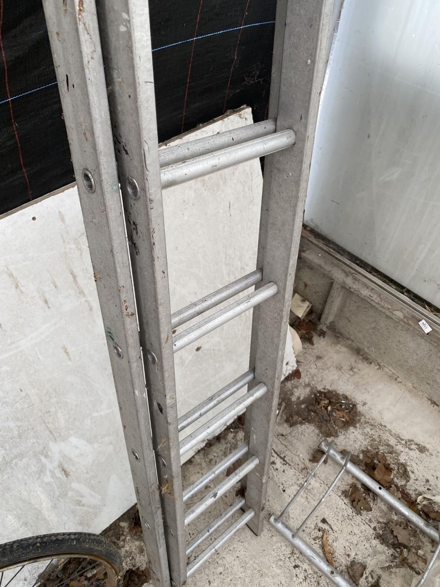 A 28 RUNG ALUMINIUM TWO SECTION EXTENDABLE LADDER - Image 2 of 2