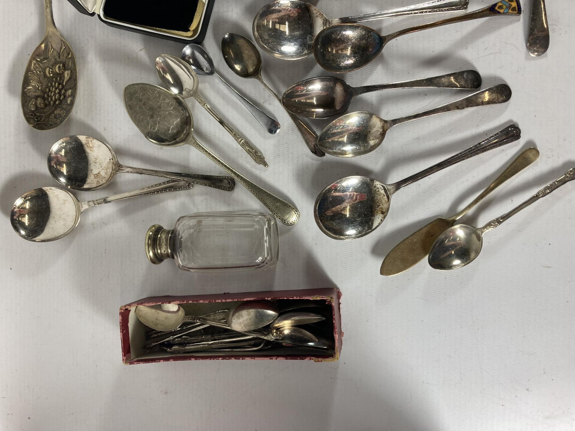 A QUANTITY OF VINTAGE FLATWARE TO INCLUDE LADELS, APOSTLE TEASPOONS, A BERRY SPOON, A WHITE METAL - Image 2 of 4