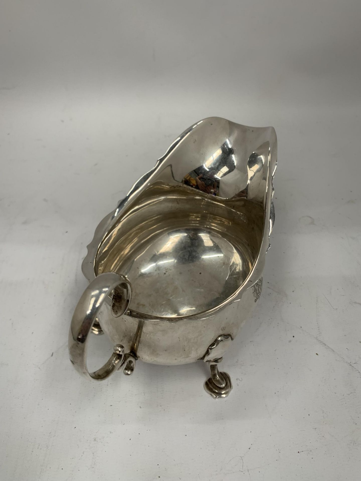 A HALLMARKED SILVER SAUCE / GRAVY BOAT ON HOOF DESIGN FEET - Image 2 of 3