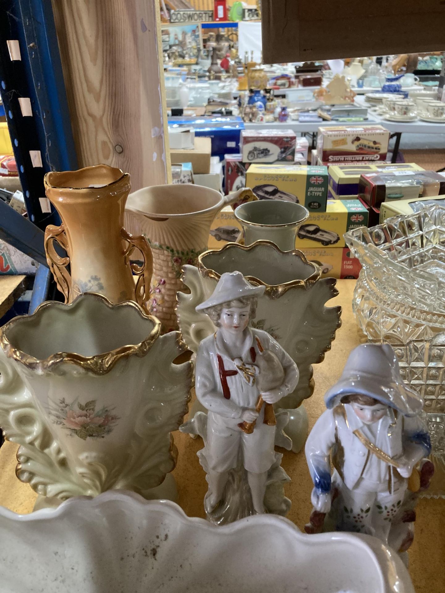 A LARGE QUANTITY OF VINTAGE CERAMIC ITEMS TO INCLUDE VASES, A PLANTER BOWLS, FIGURES, ETC - Image 2 of 5