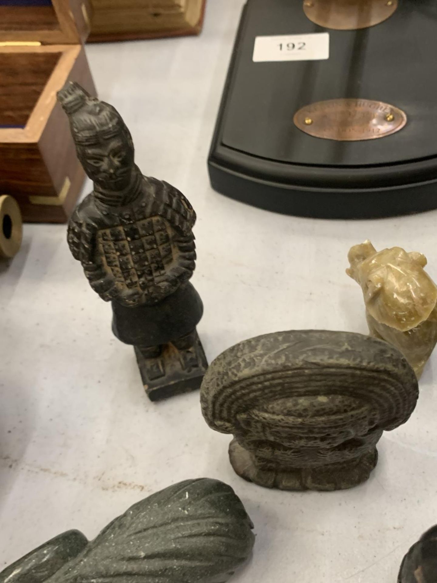 A QUANTITY OF CARVED STONE FIGURES TO INCLUDE A RAM, ORIENTAL STYLE, AZTEC STYLE, ETC - Bild 3 aus 4