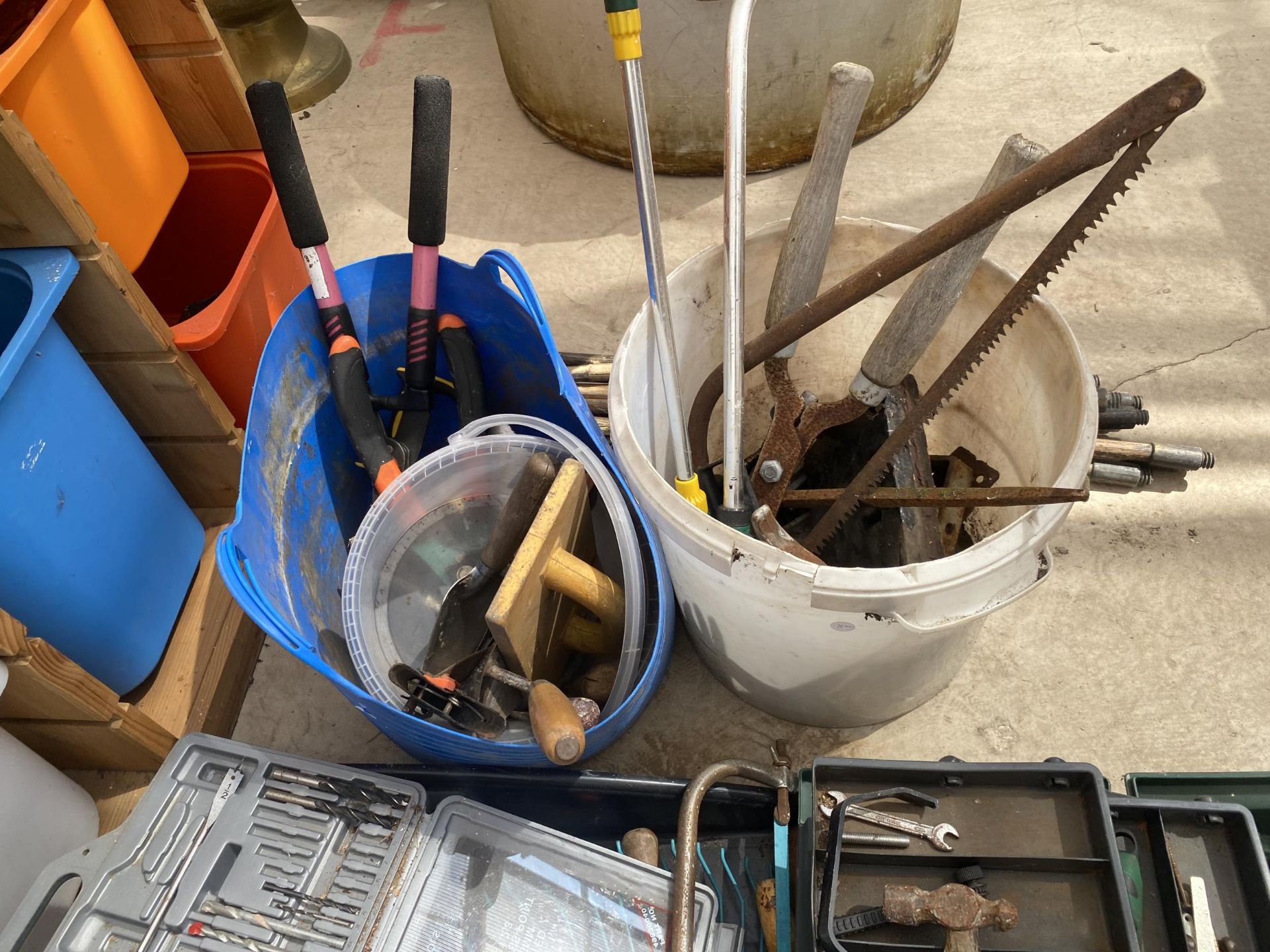 AN ASSORTMENT OF ITEMS TO INCLUDE DRAINING RODS, DRILL BITS AND HAND TOOLS ETC - Image 3 of 3