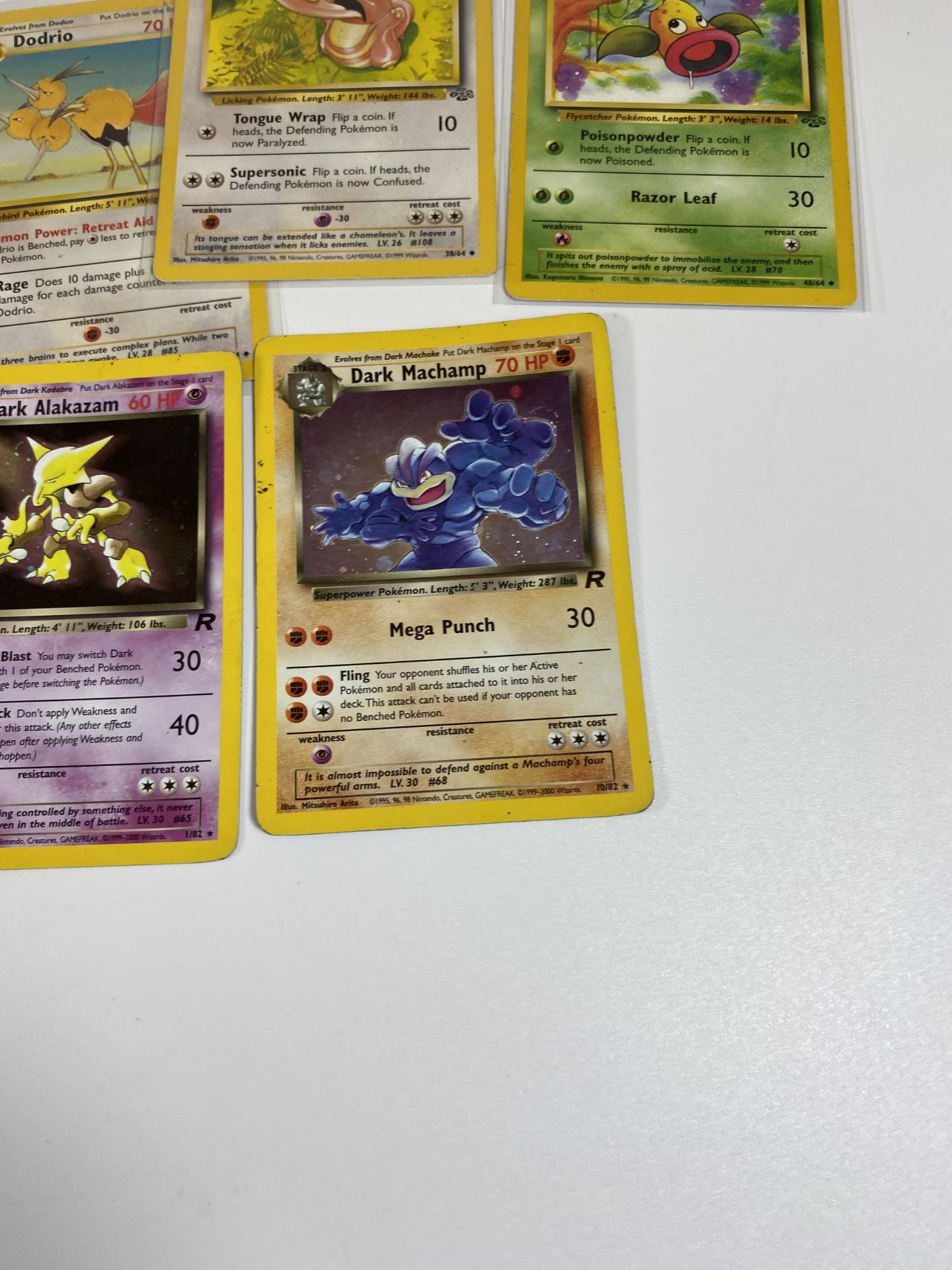 A COLLECTION OF 1999 POKEMON JUNGLE SET CARDS, TEAM ROCKET HOLO CARDS, DARK ALAKAZAM ETC - Image 4 of 5