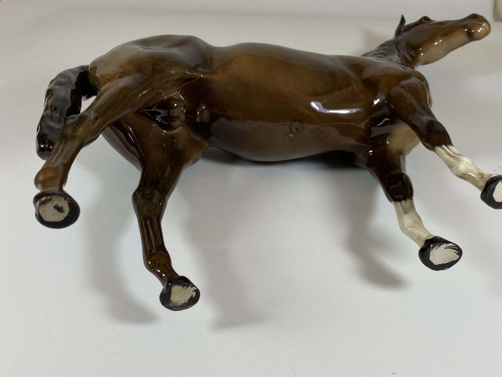 A LARGE BESWICK HUNTER RACEHORSE '1771' BROWN GLOSS HORSE FIGURE, HEIGHT 30CM - Image 3 of 3