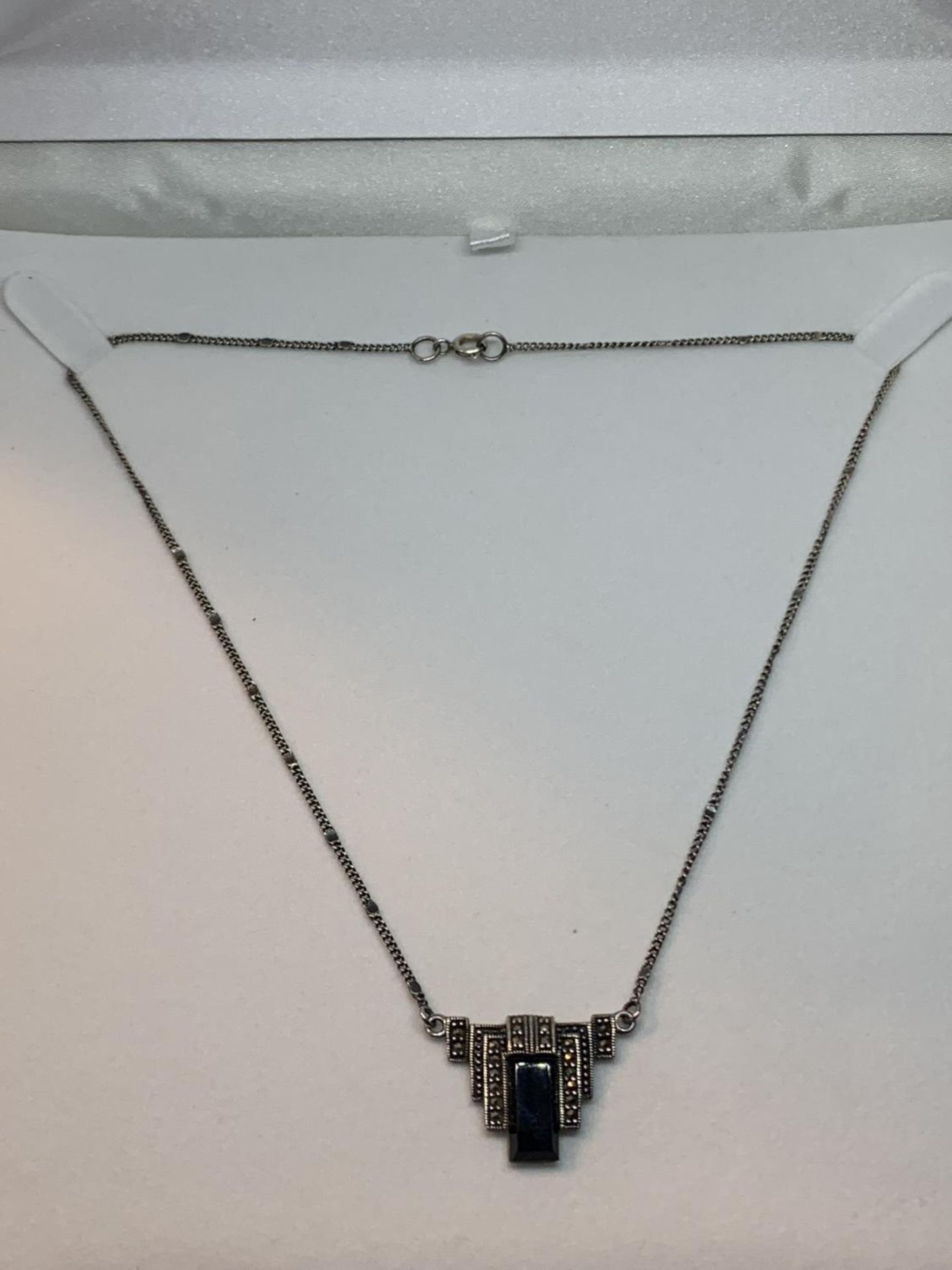 A SILVER ART DECO STYLE NCKLACE IN A PRESENTATION BOX