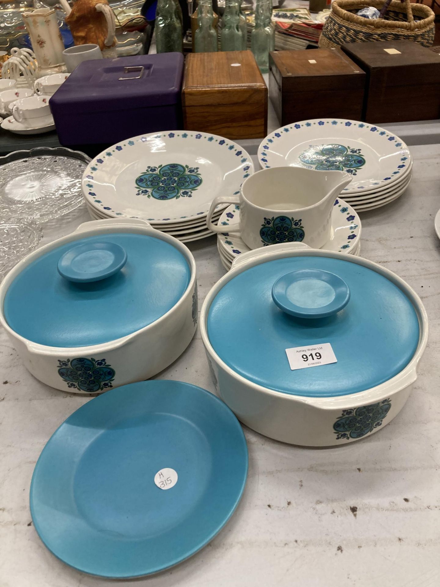A QUANTITY OF J & G MEAKIN DINNERWARE TO INCLUDE PLATES, CASSEROLE/SERVING DISHES, SAUCE BOAT, ETC