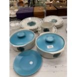 A QUANTITY OF J & G MEAKIN DINNERWARE TO INCLUDE PLATES, CASSEROLE/SERVING DISHES, SAUCE BOAT, ETC