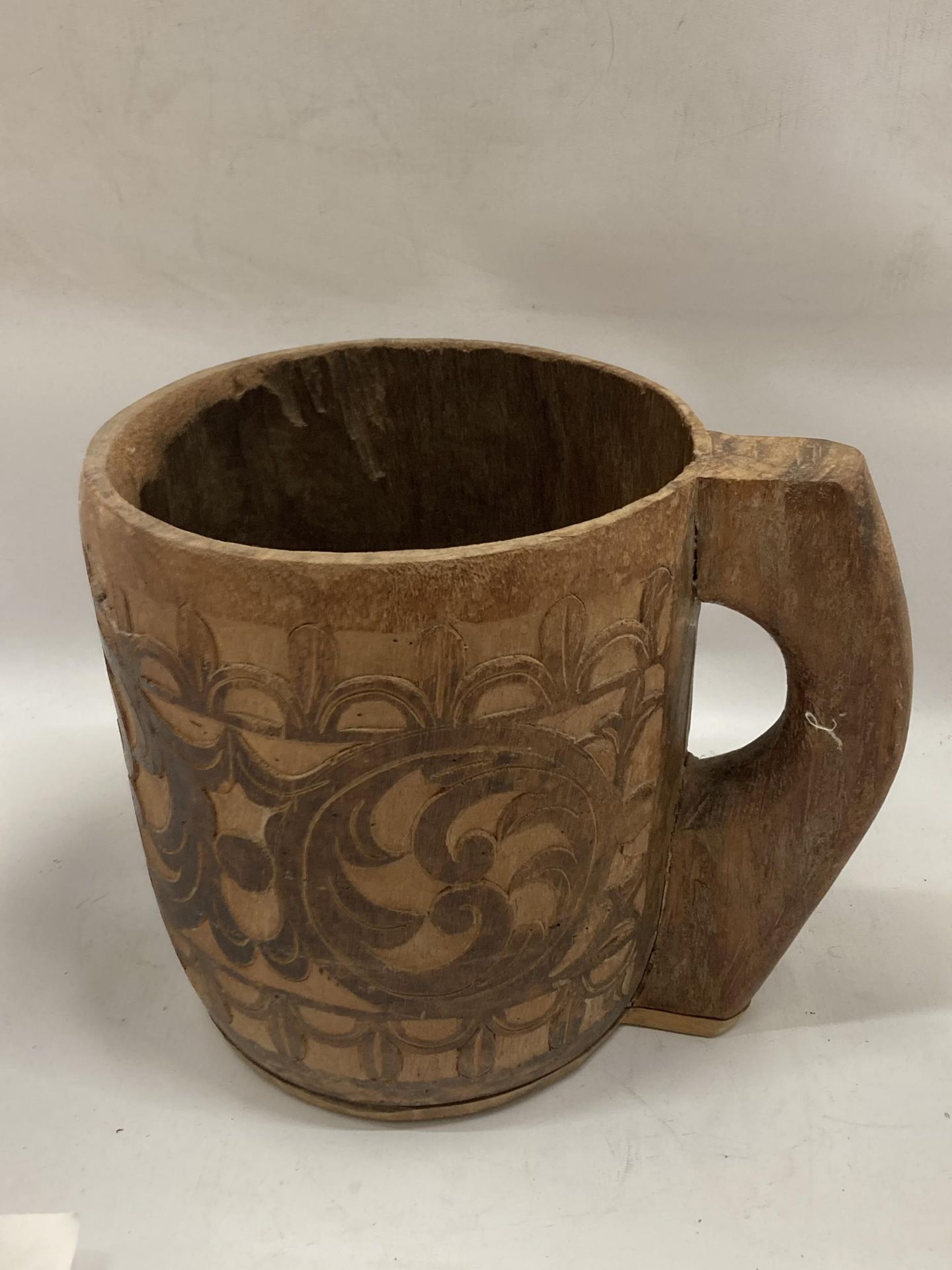 A LARGE VINTAGE TRIBAL WOODEN MUG, HEIGHT 25CM