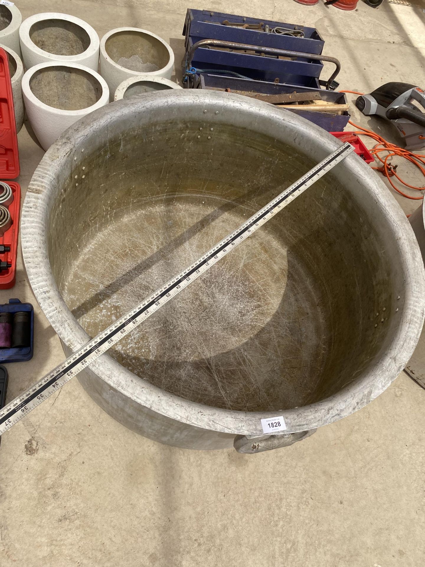 A LARGE STAINLESS STEEL COOKING POT - Bild 2 aus 3