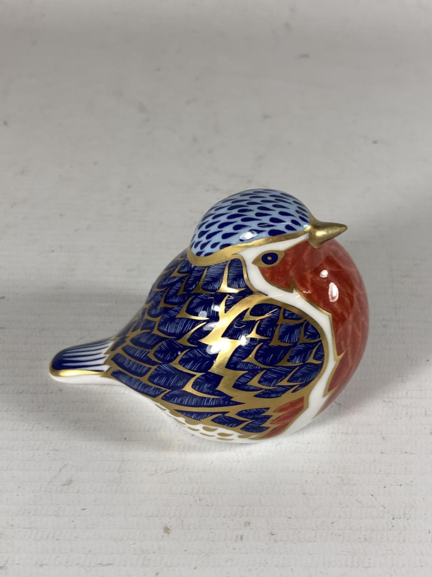 A ROYAL CROWN DERBY ROBIN PAPERWEIGHT, NO STOPPER