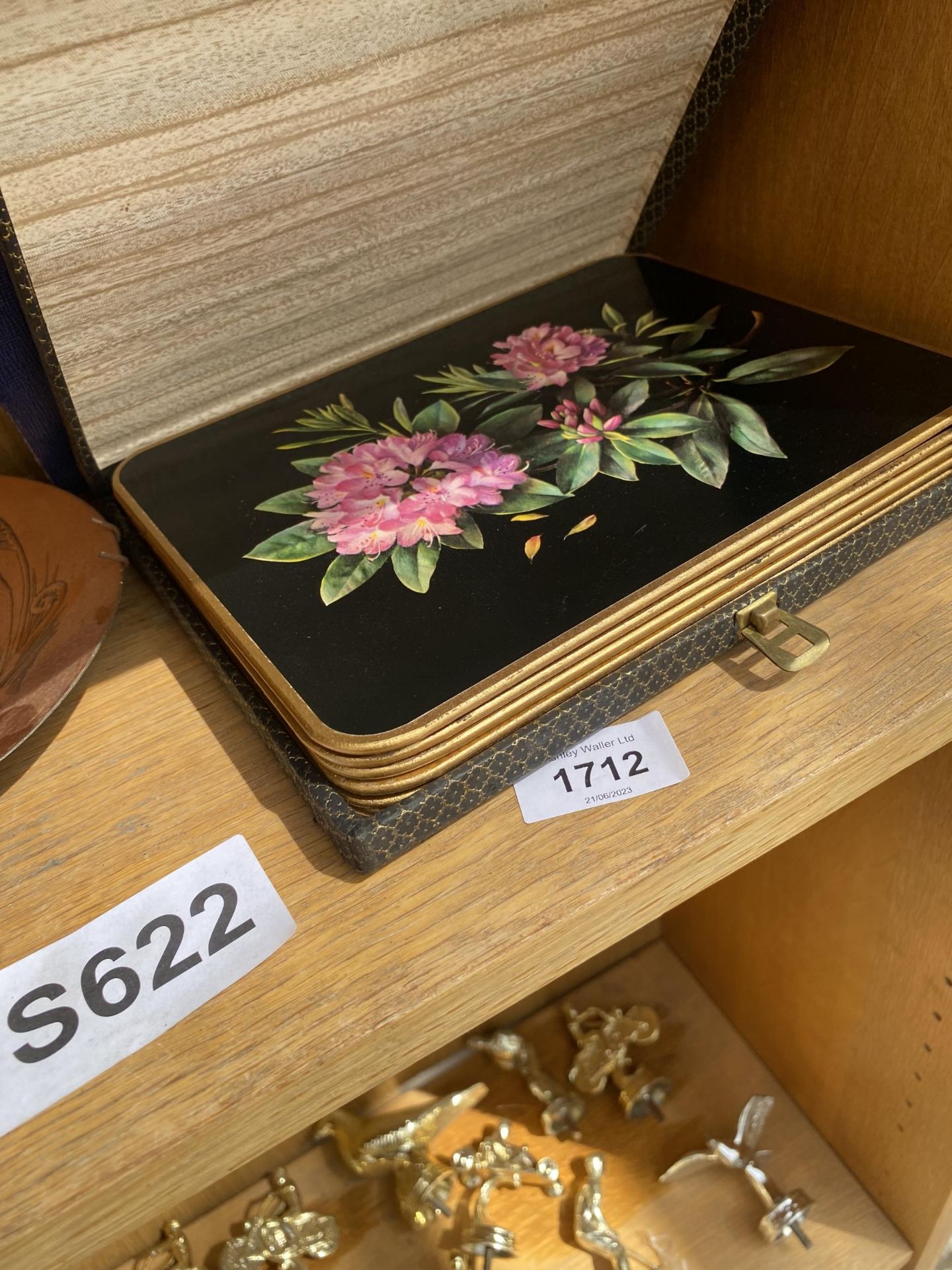 AN ASSORTMENT OF ITEMS TO INCLUDE THREE FLATWARE CASES, A MINIATURE BRASS BATH AND A COPPER PLATE - Image 3 of 5