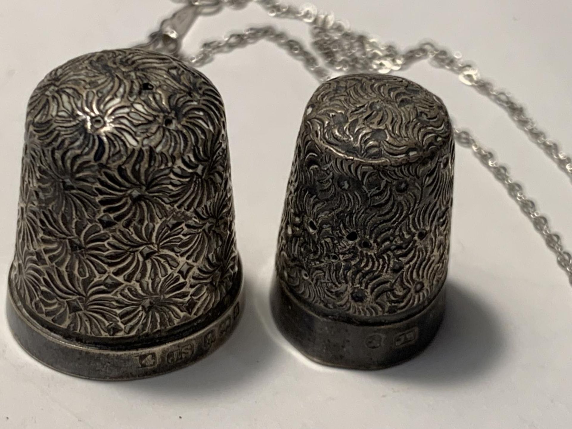 SIX ITEMS OF SILVER TO INCLUDE TWO THIMBLES, TWO BROOCHES AND TWO NECKLACES WITH PENDANTS - Bild 2 aus 4