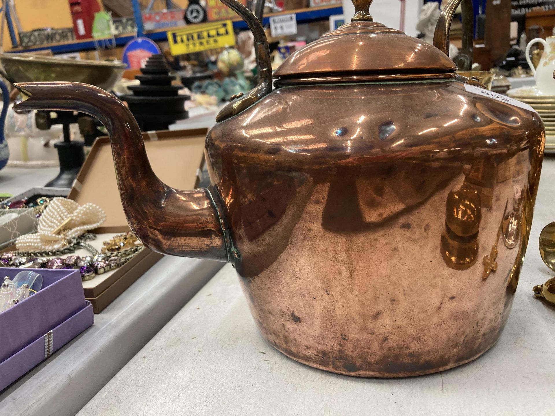 A VINTAGE COPPER KETTLE WITH ACORN FINIAL - Image 4 of 5