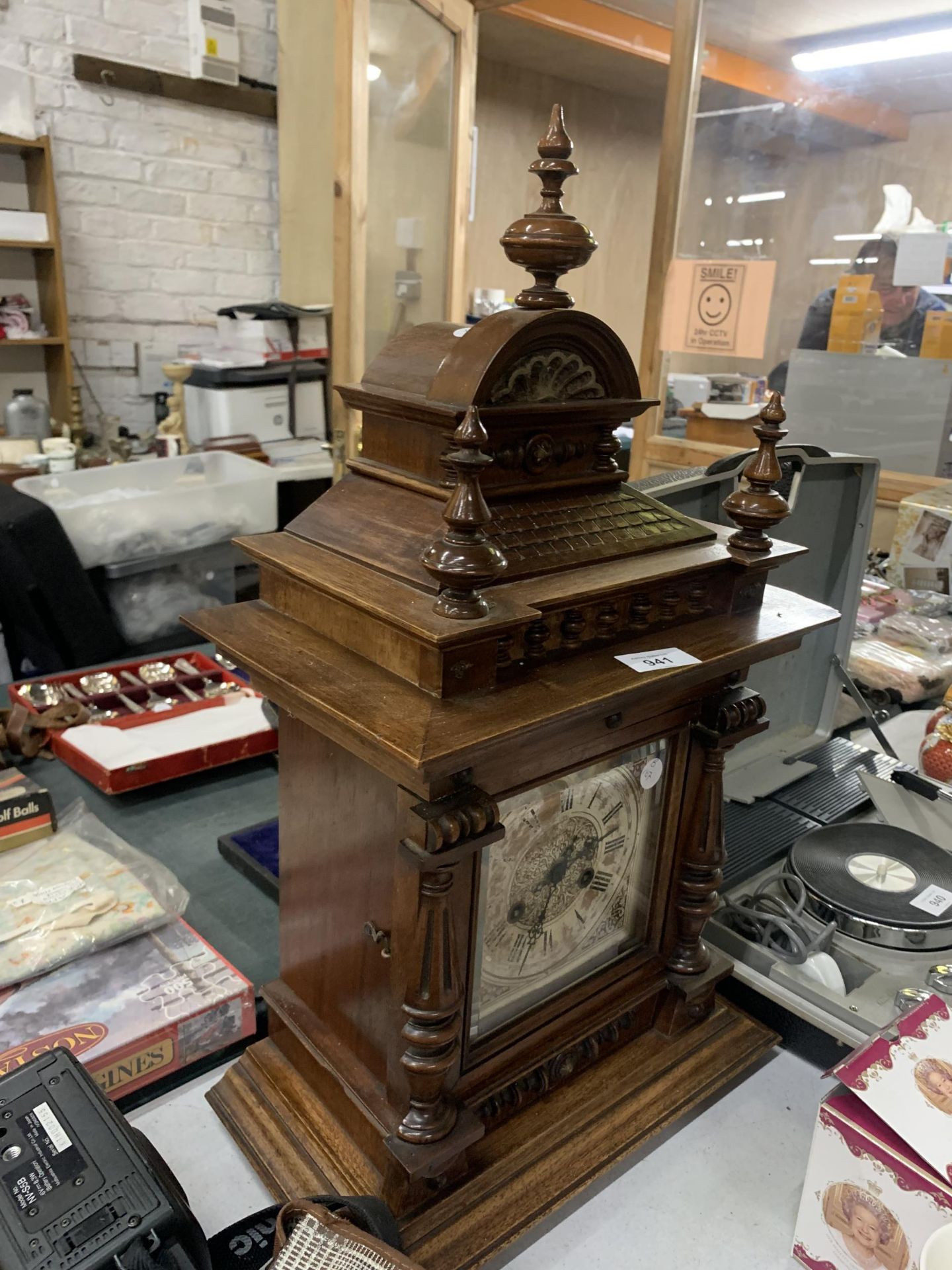 A LARGE MAHOGANY CASED MANTLE CLOCK WITH COLUMN CARVING, IN NEED OF RESTORATION - Bild 3 aus 3
