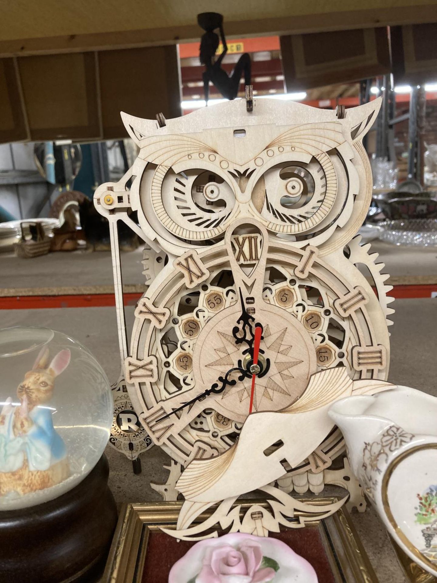 A MIXED LOT TO INCLUDE OWL CLOCK, BAROMETER, WEDGWOOD ETC - Image 2 of 5