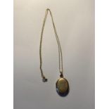 A 9 CARAT GOLD LOCKET ON A 9 CARAT GOLD CHAIN GROSS WEIGHT 2.97 GRAMS