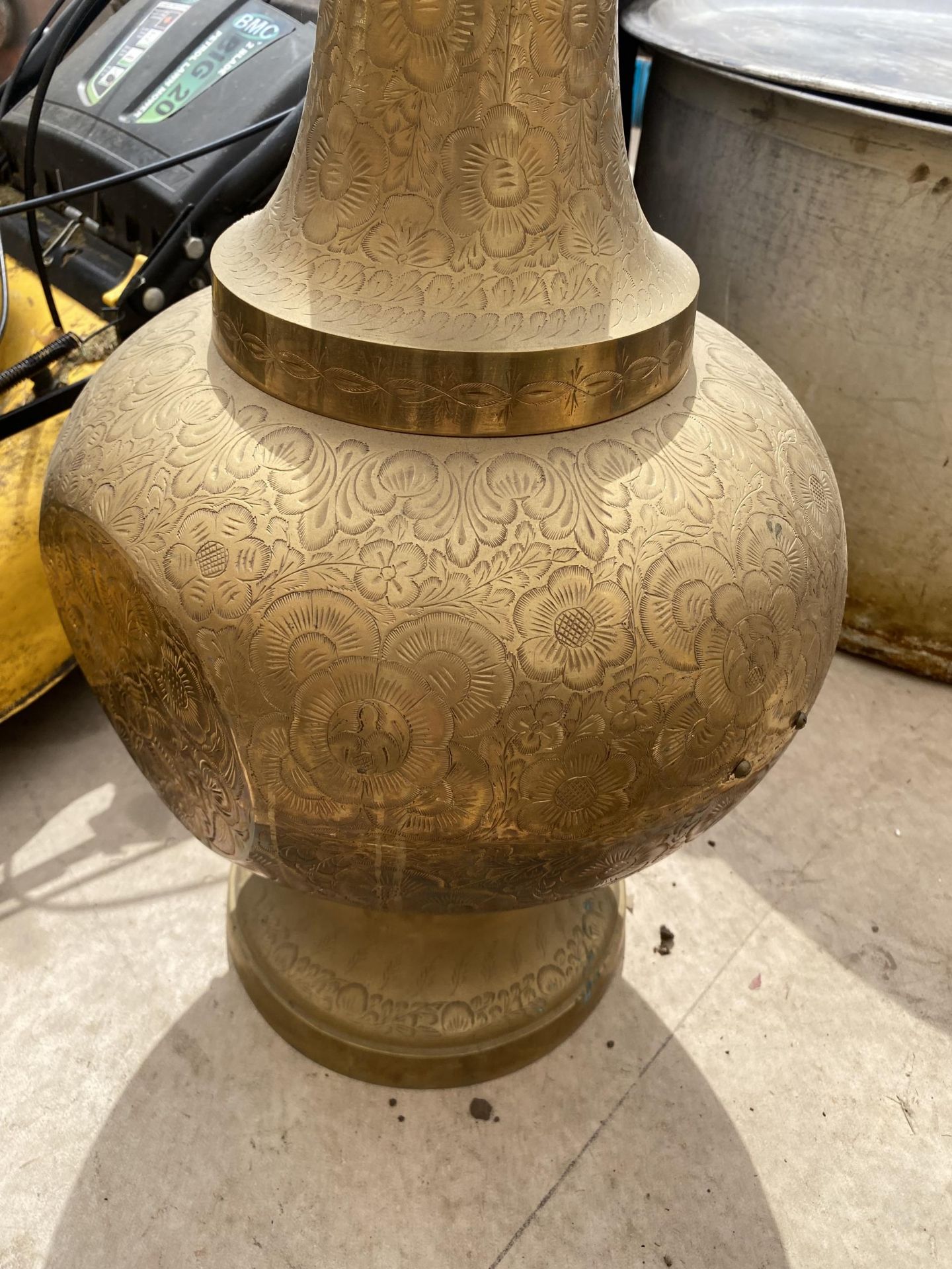 A PAIR OF LARGE DECORATIVE VINTAGE BRASS URNS (H:122CM) - Image 3 of 3