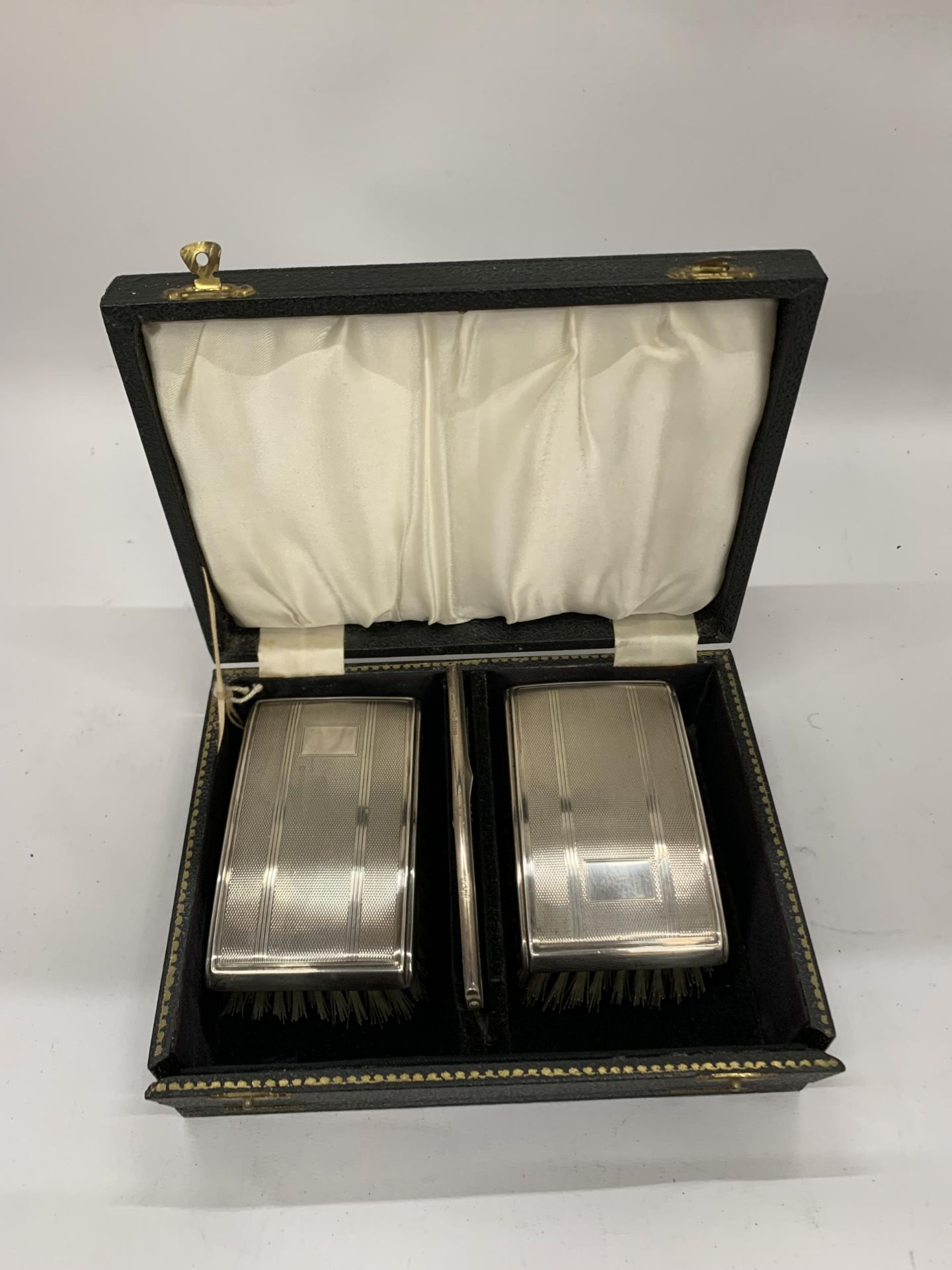 A VINTAGE CASED BIRMINGHAM HALLMARKED SILVER TWIN BRUSH AND COMB SET