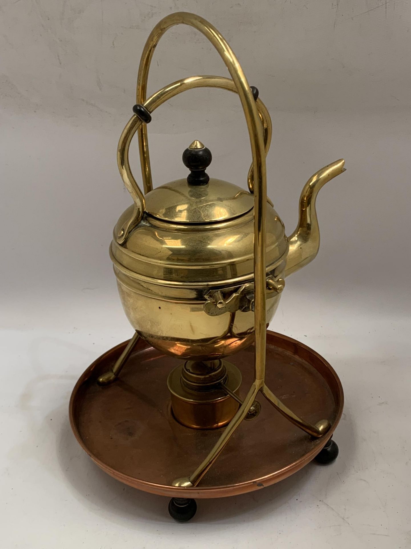 A VINTAGE BRASS AND COPPER SPIRIT KETTLE - Image 3 of 3