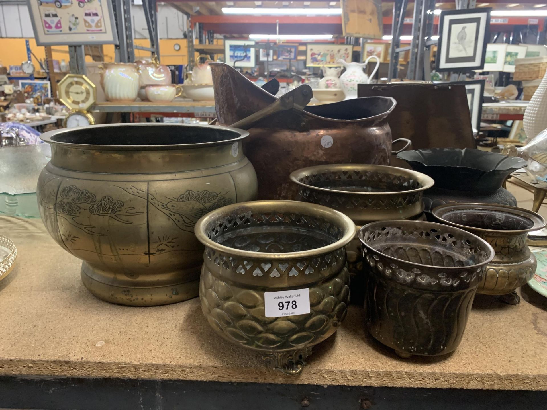 A LARGE COPPER HELMET STYLE COAL BUCKET WITH BRASS HANDLE PLUS A QUANTITY OF BRASS PLANTERS