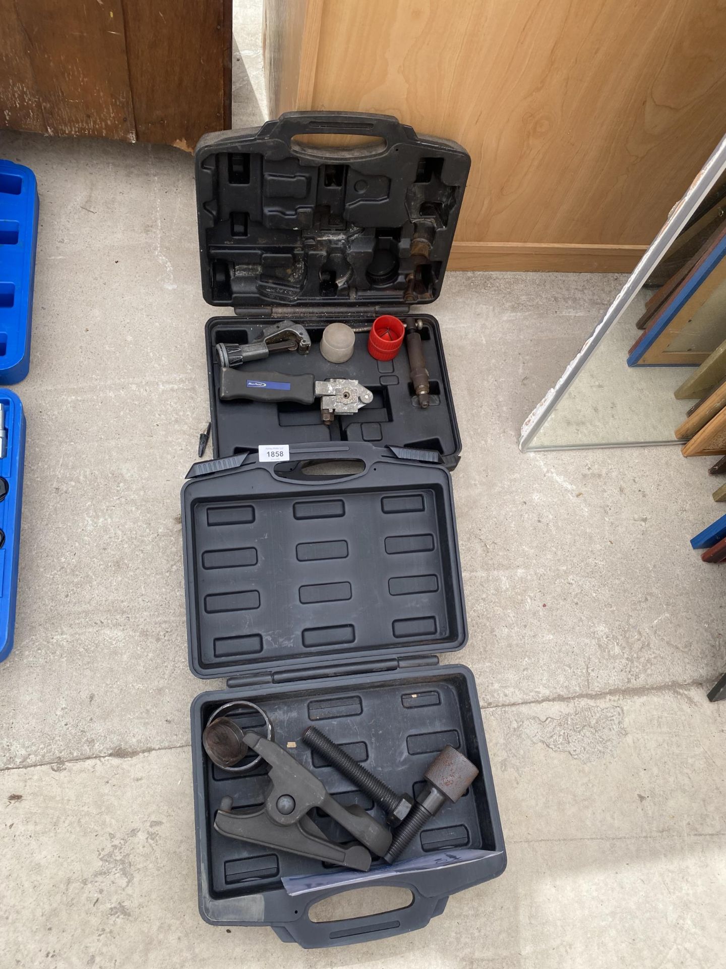 AN ASSORTMENT OF TOOLS TO INCLUDE A FORD TRANSIT BALL JOINT TOOL