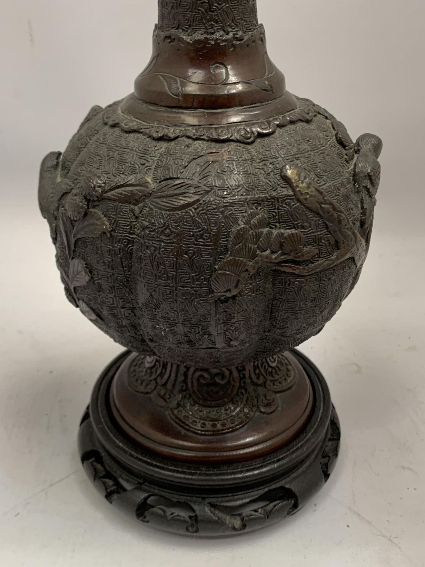 AN ORIENTAL ORNATE BRONZE VASE ON WOODEN BASE, HEIGHT 34CM - Image 2 of 5