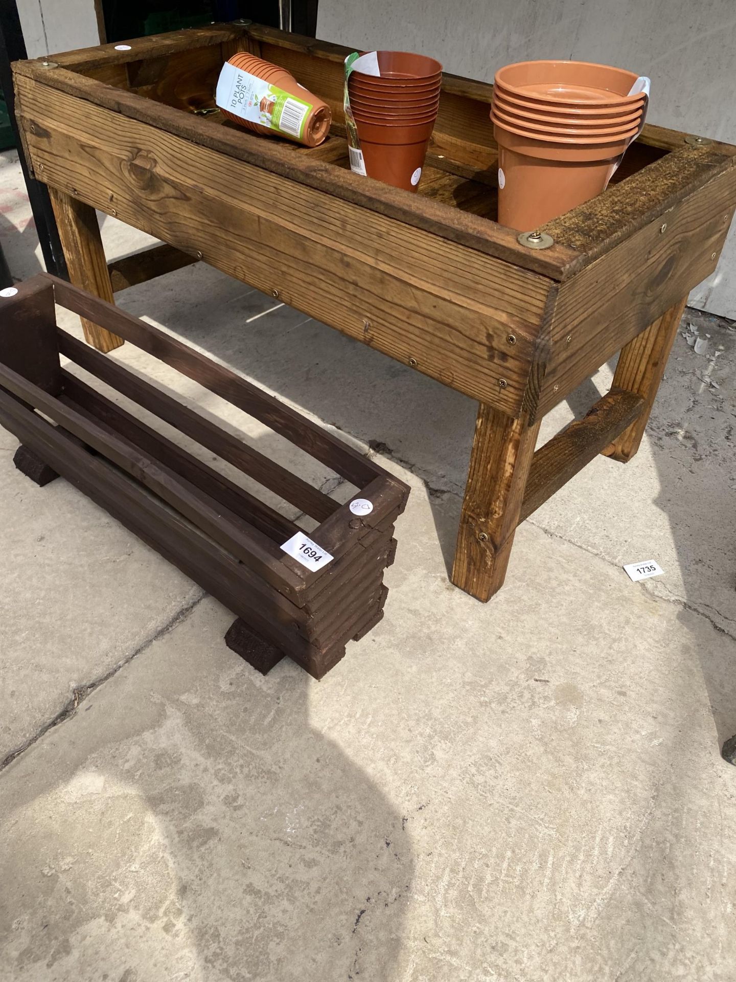 A WOODEN PLANTER, A SMALL WOODEN TROUGH AND VARIOUS PLASTIC PLANT POTS - Image 2 of 2