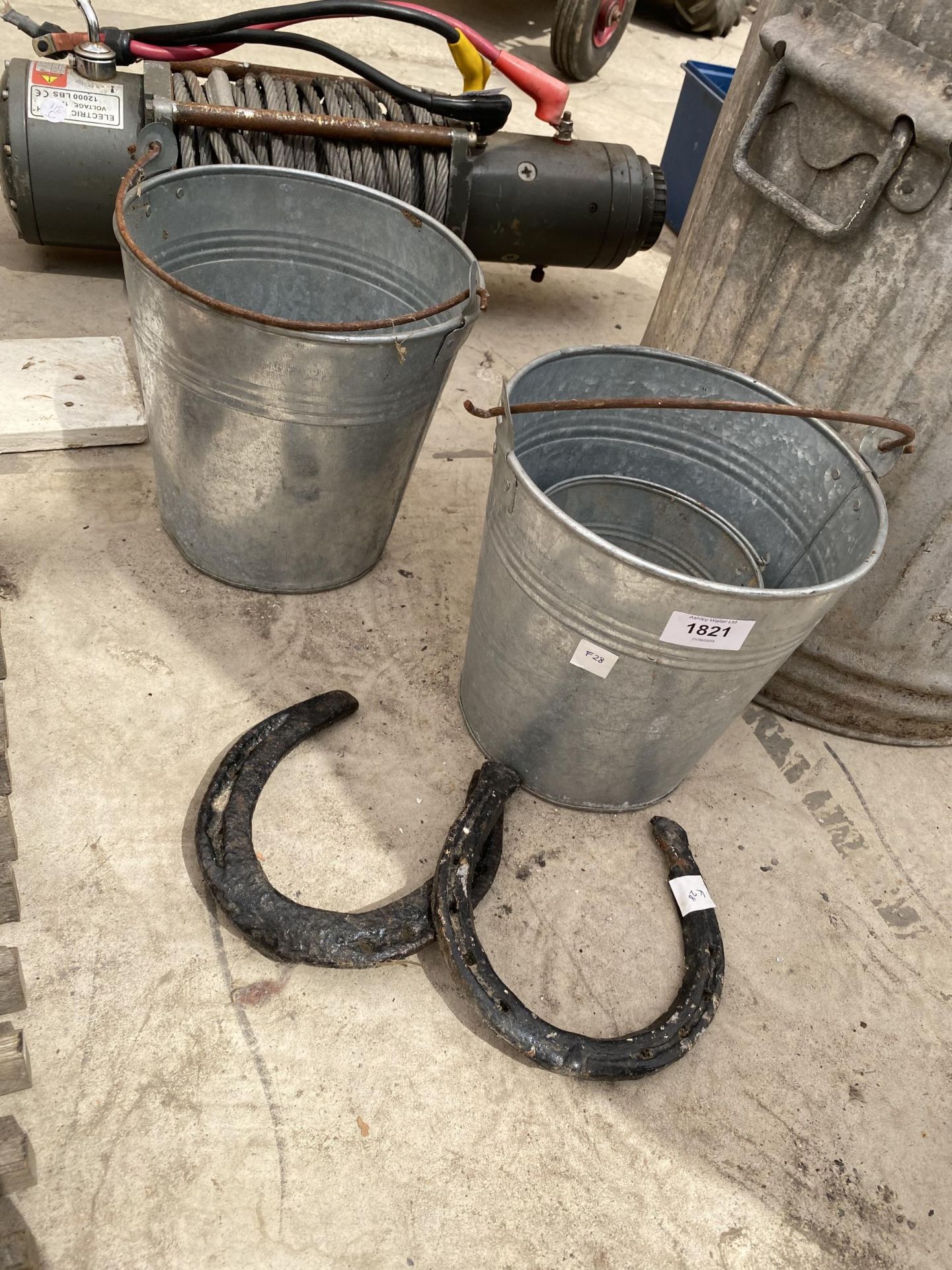 THREE SMALL METAL BUCKETS AND TWO HORSE SHOES