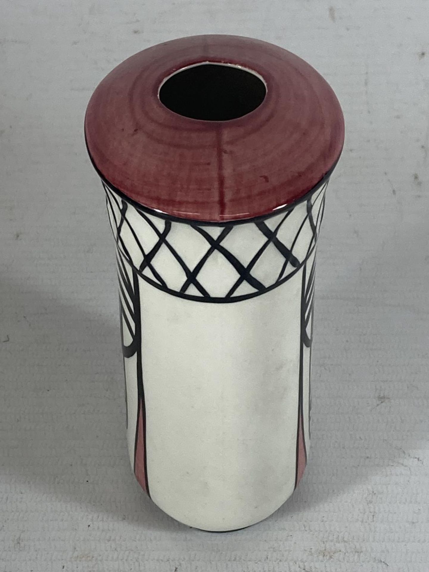 A HANDPAINTED AND SIGNED LORNA BAILEY BUD VASE CHARLES RENE MACINTOSH PATTERN - Image 2 of 3