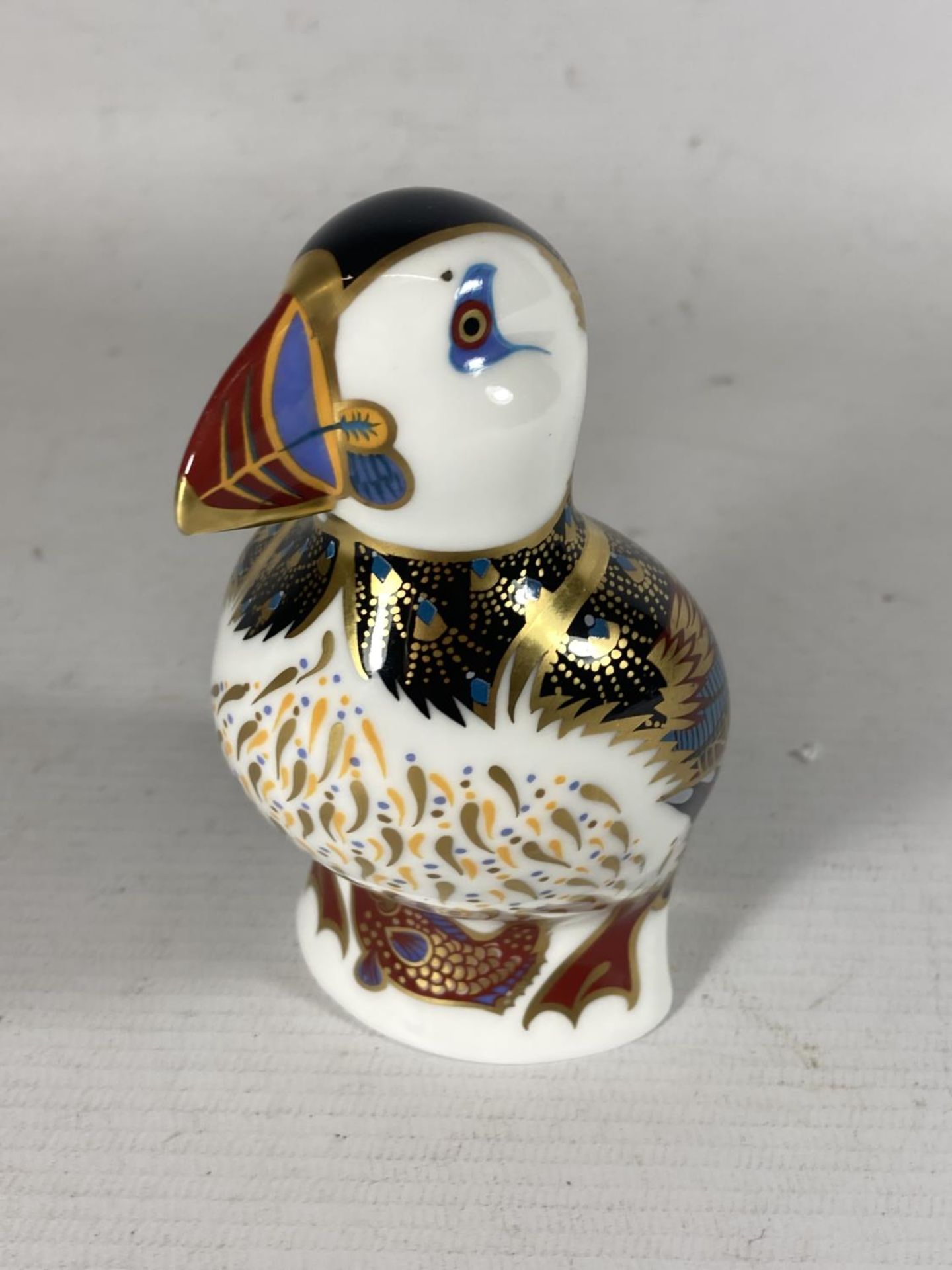 A ROYAL CROWN DERBY PUFFIN PAPERWEIGHT, SILVER STOPPER