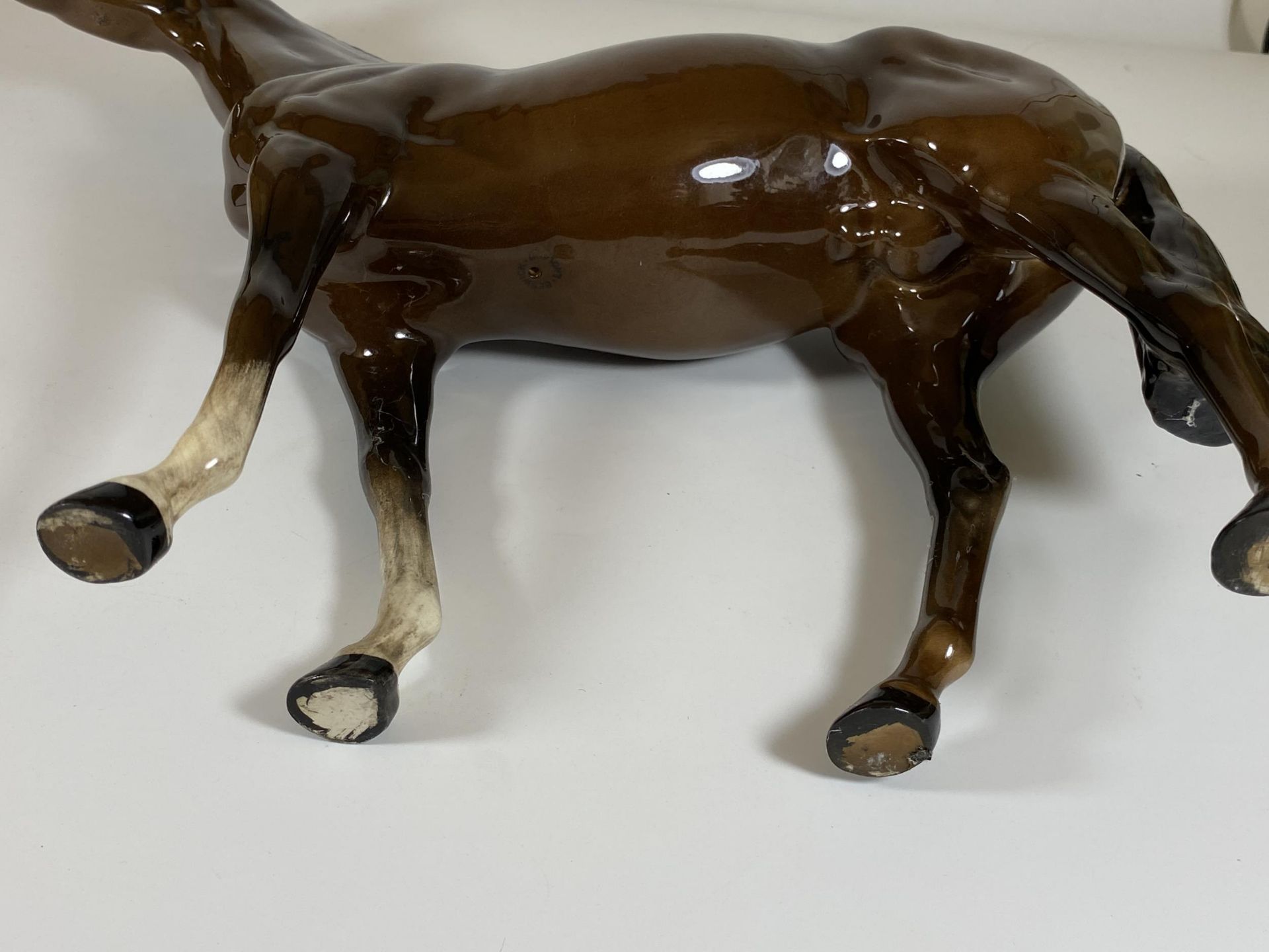 A LARGE BESWICK HUNTER RACEHORSE '1564' BROWN GLOSS HORSE FIGURE, HEIGHT 29CM - Image 3 of 3