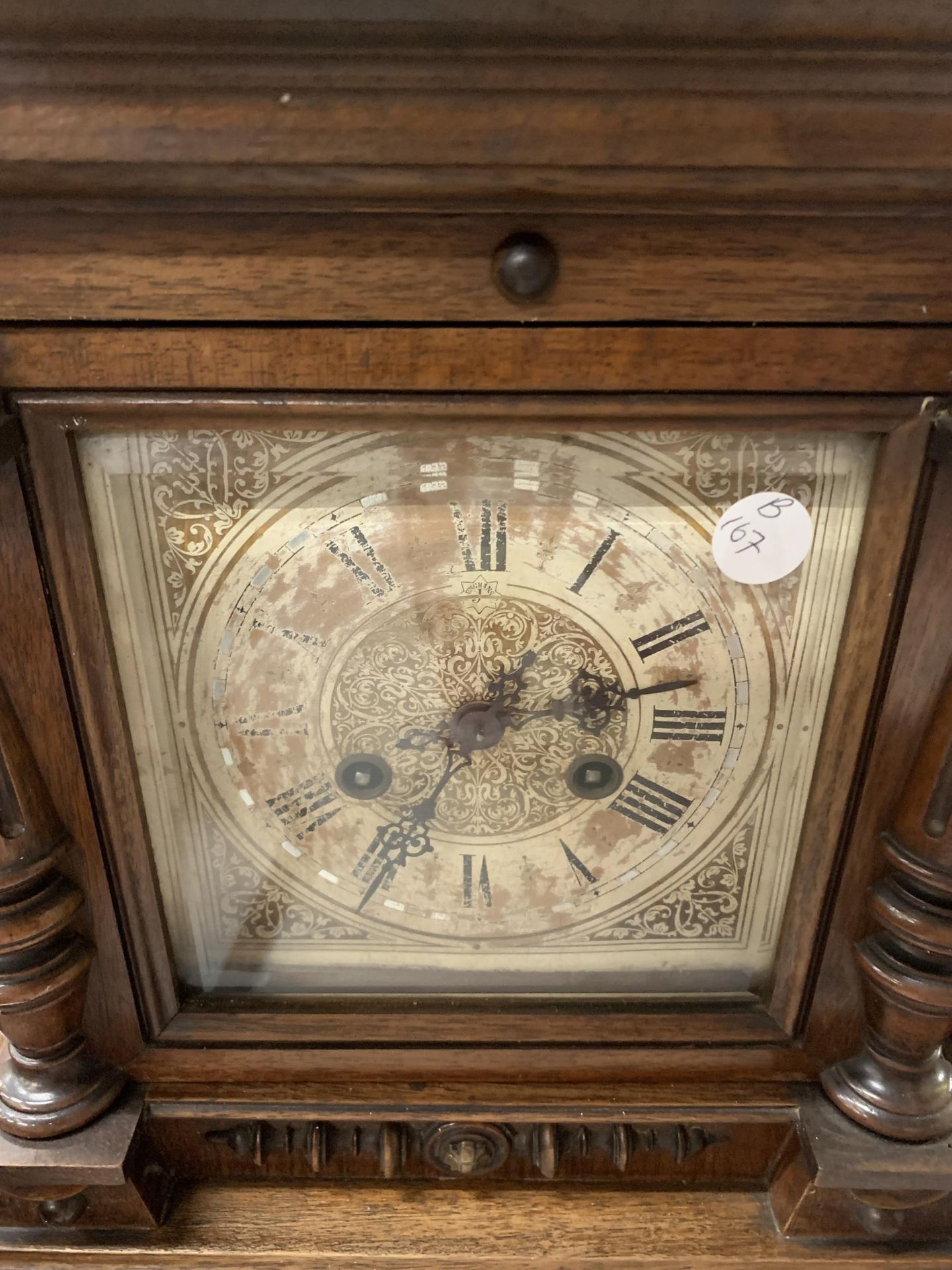 A LARGE MAHOGANY CASED MANTLE CLOCK WITH COLUMN CARVING, IN NEED OF RESTORATION - Bild 2 aus 3